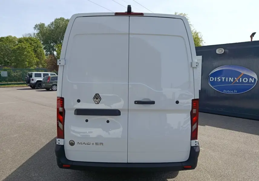 Vue arrière d’un utilitaire blanc Renault Master FG L2H2 avec portes battantes et logo Renault visible.