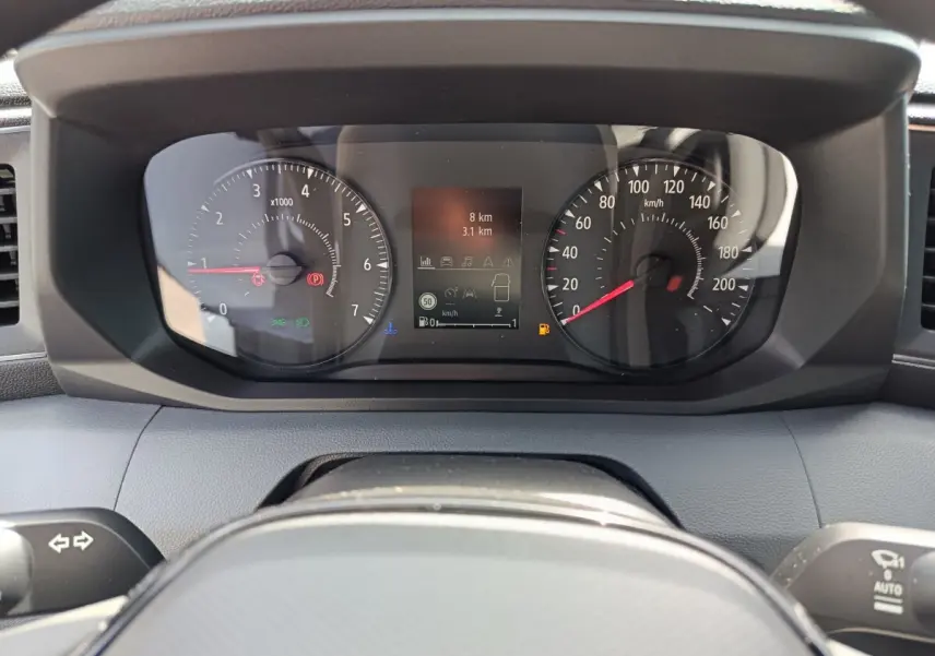 Vue rapprochée du combiné d'instruments numérique et analogique du Renault Master 2025 avec affichage multifonctions.
