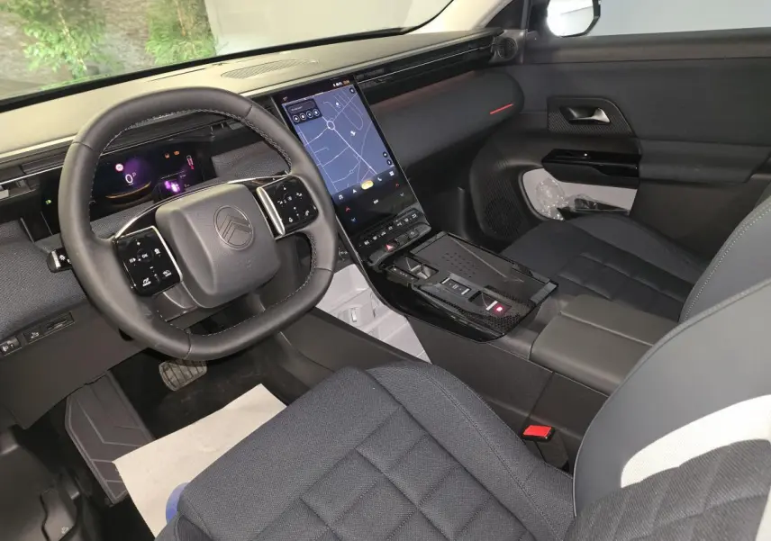 Vue intérieure côté conducteur du Citroën C5 Aircross hybride 2026, avec tableau de bord numérique et écran tactile vertical.
