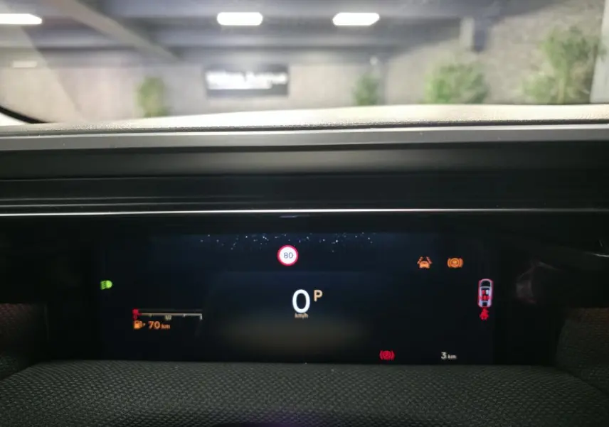 Affichage numérique du tableau de bord du Citroën C5 Aircross hybride, avec indication vitesse et alertes visibles.