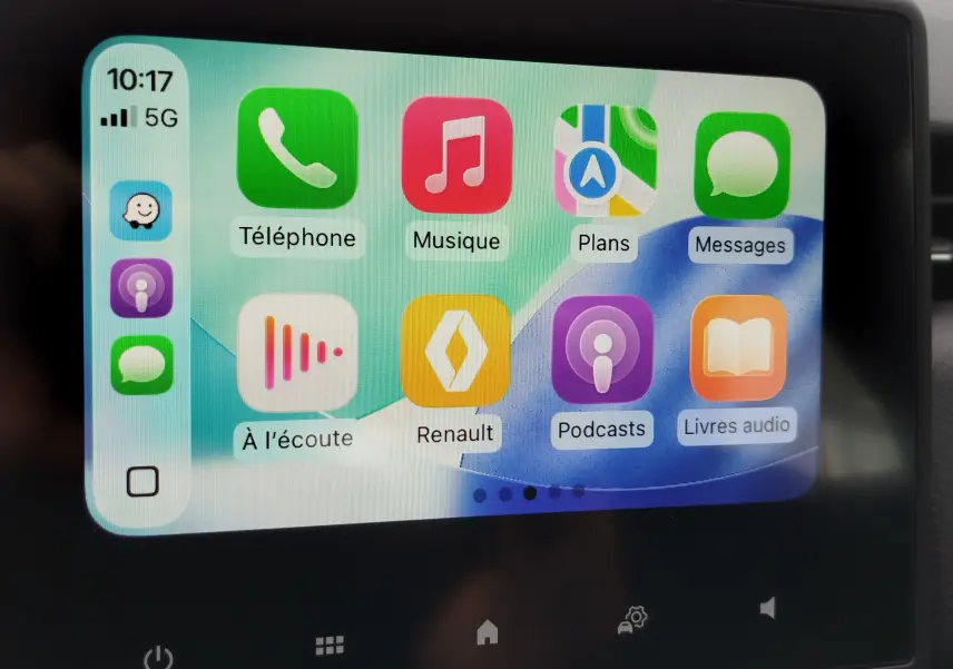 Écran tactile central de la Renault Clio V Business 2020 affichant les applications connectées en mode Apple CarPlay.