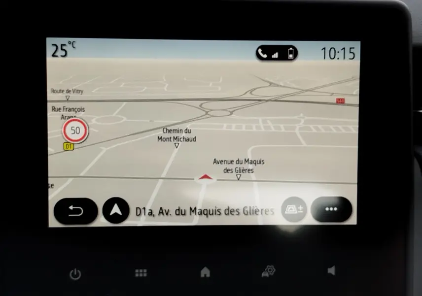 Écran de navigation GPS de la Renault Clio V Business, affichant une carte avec indication de vitesse à 50 km/h.