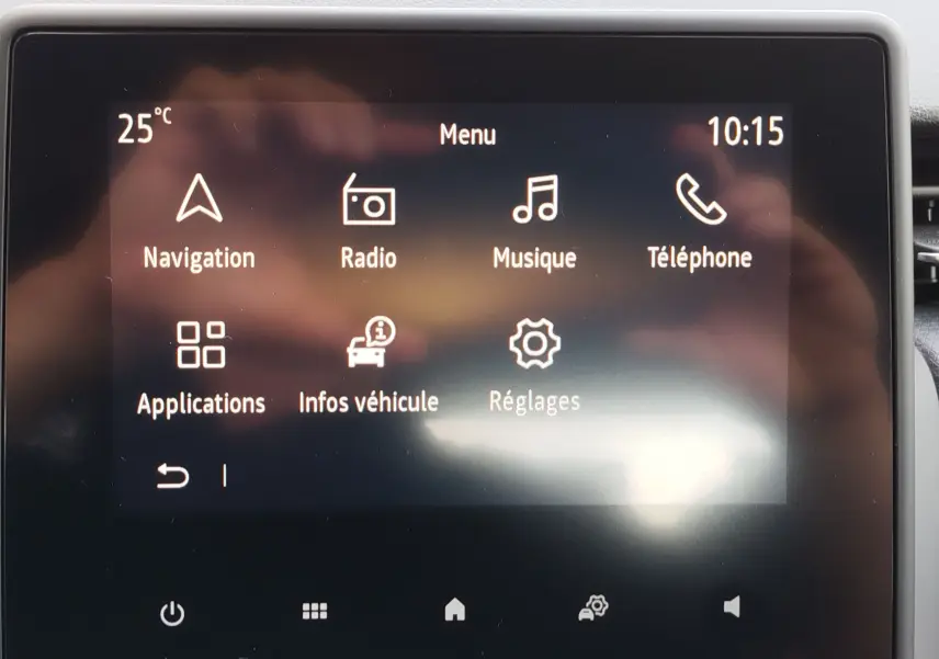 Écran tactile central de la Renault Clio V Business affichant le menu principal avec navigation et radio.