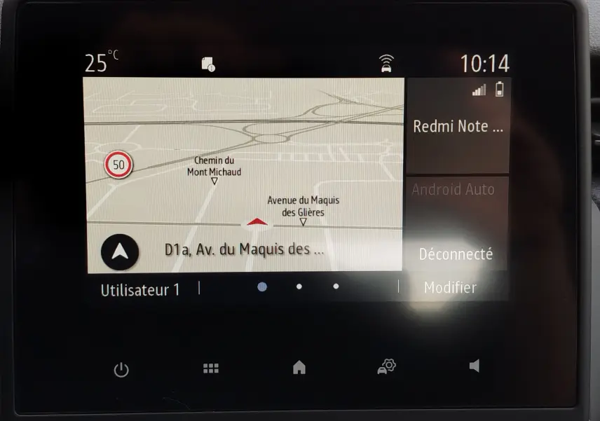 Écran tactile du système de navigation de la Renault Clio V Business, affichant une carte et l'heure 10:14.