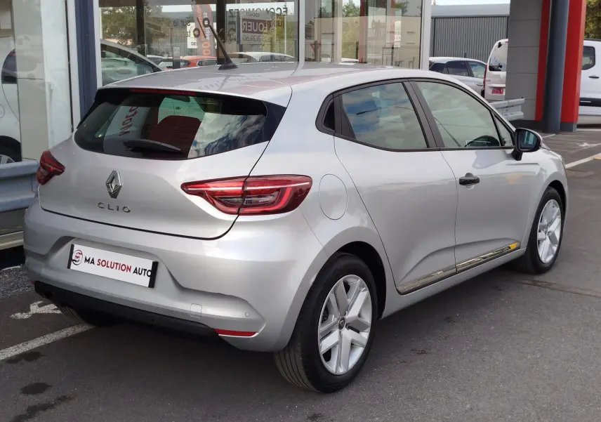 Renault Clio V Business gris platine vue 3/4 arrière droit, avec feux LED et jantes alliage visibles.
