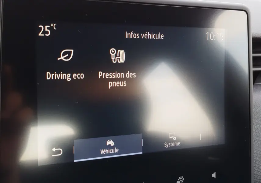 Écran tactile intérieur de la Renault Clio V Business affichant les infos véhicule à 10h15, avec température à 25°C.