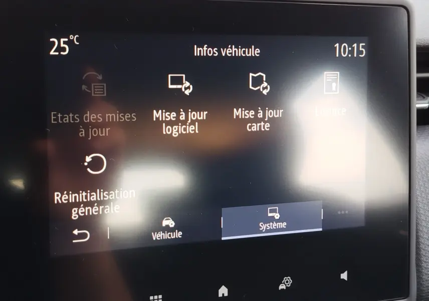 Écran tactile intérieur de la Renault Clio V Business affichant les options de mise à jour logiciel et carte.