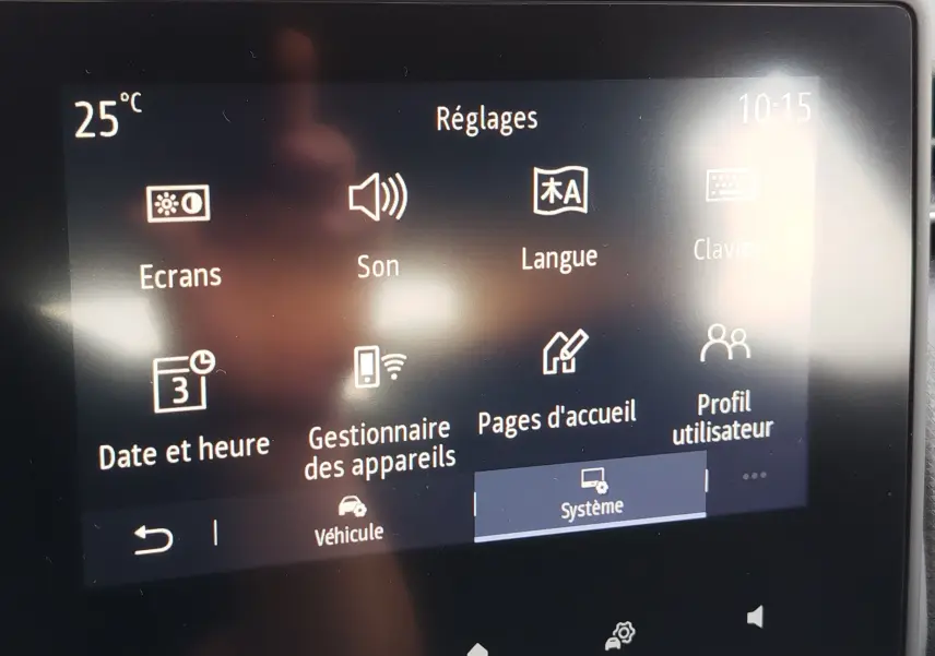 Écran tactile du système multimédia de la Renault Clio V affichant le menu Réglages à 10h15, interface en français.