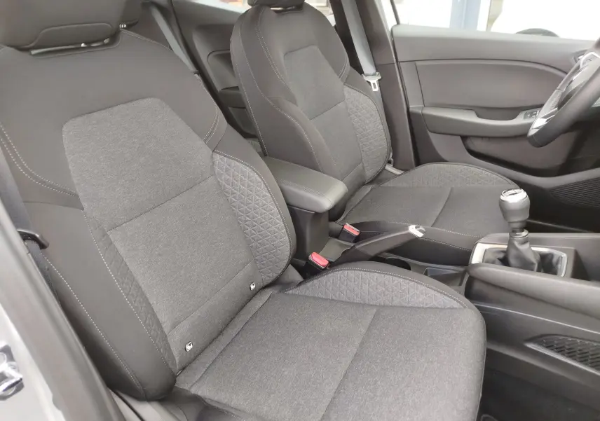 Vue intérieure côté conducteur de la Renault Clio V Business 2020, sièges tissu gris foncé avec coutures contrastées.