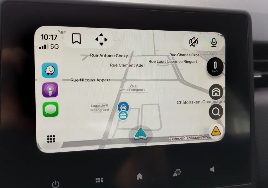 Écran tactile intérieur de la Renault Clio V Business montrant le GPS avec carte de Châlons-en-Champagne.