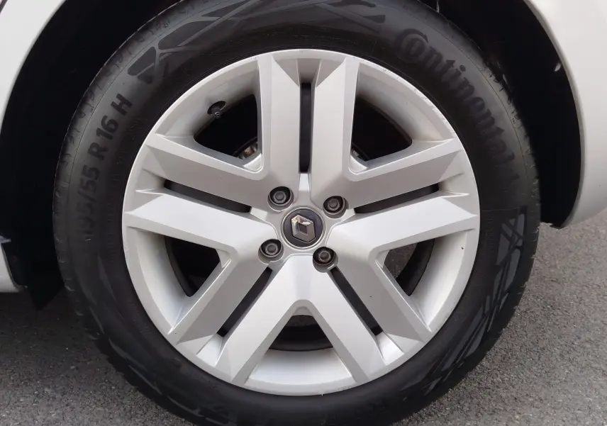 Gros plan sur la roue avant droite d'une Renault Clio V gris platine avec jante alliage à cinq branches.