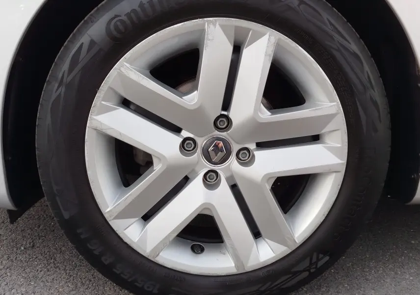 Gros plan sur la jante alliage gris Platine d'une Renault Clio V Business, avec logo Renault central visible.