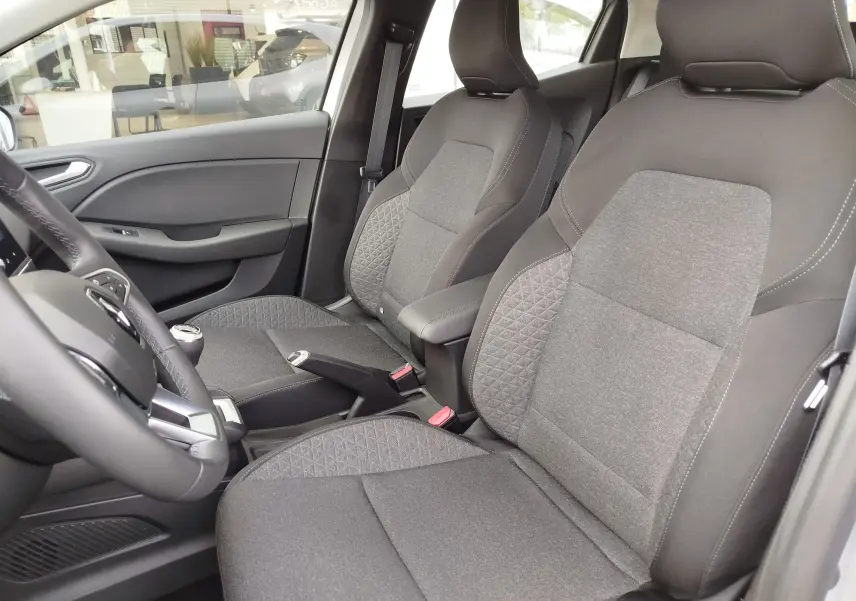 Vue intérieure côté conducteur de la Renault Clio V Business 2020, sièges tissu gris avec coutures contrastées.