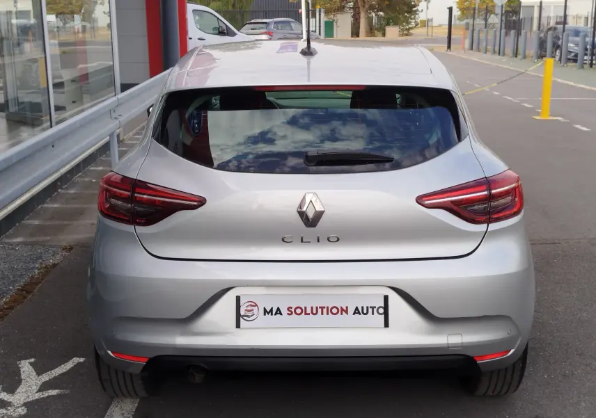 Vue arrière d'une Renault Clio V Business gris platine, avec feux arrière LED et logo Renault bien visibles.