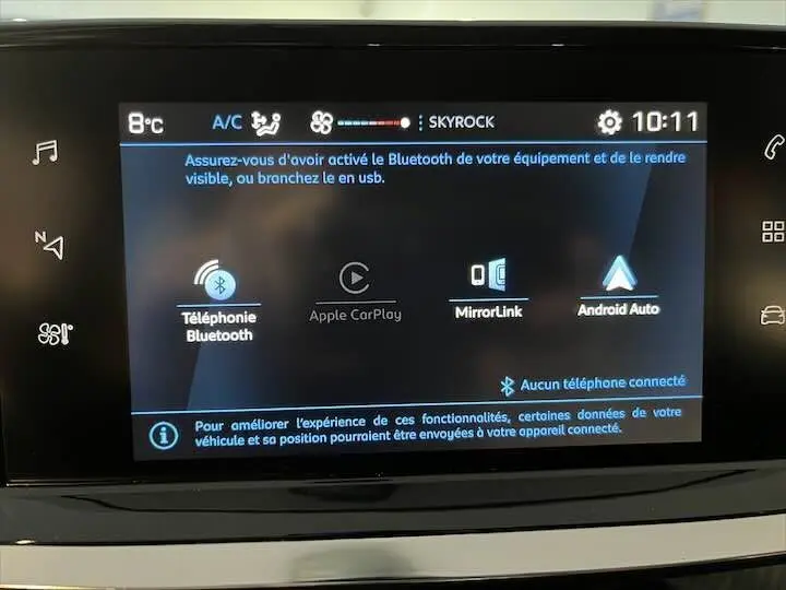 Écran tactile multimédia de la Peugeot 208 affichant les options Bluetooth, Apple CarPlay, MirrorLink et Android Auto.