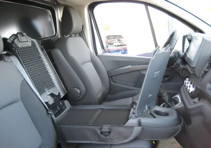 Intérieur du Renault Trafic Fourgon L1H1 Advance 2025, vue côté droit sur sièges gris et console centrale relevée.