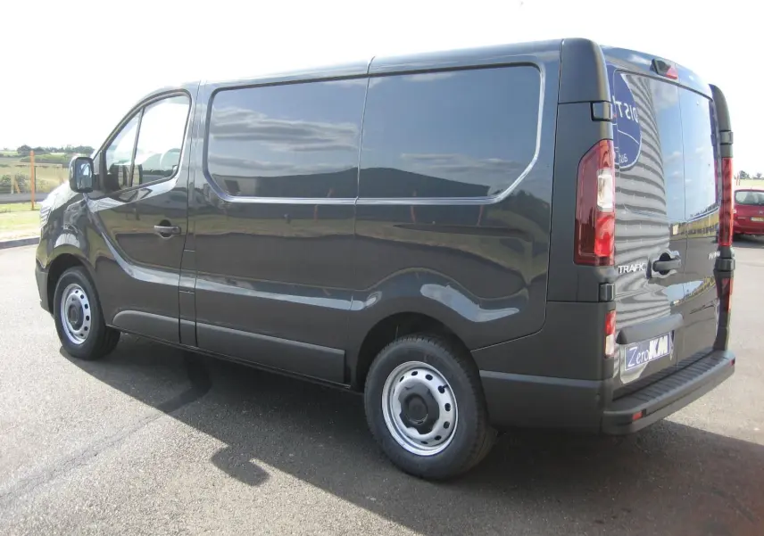 Vue 3/4 arrière droite du Renault Trafic Fourgon gris comète, soulignant ses lignes épurées et ses feux arrière verticaux.