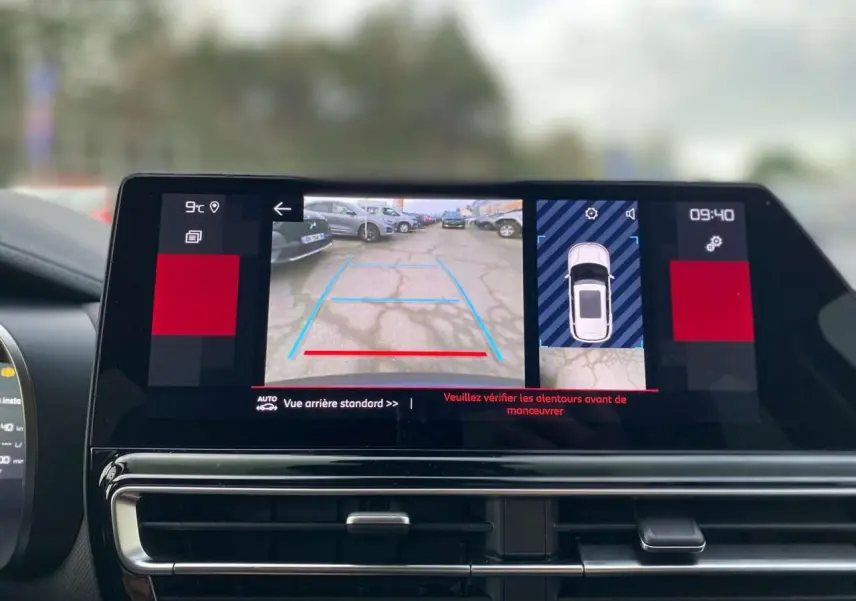 Écran tactile intérieur du Citroën C5 Aircross 2025 montrant la caméra de recul et l'aide au stationnement.