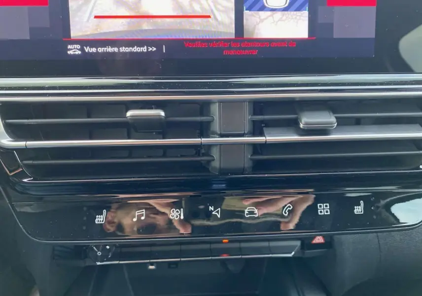 Vue rapprochée du tableau de bord du Citroën C5 Aircross 2025, montrant la console tactile et les commandes de climatisation.