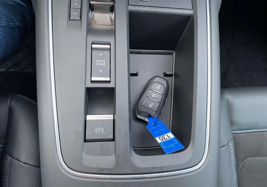 Vue rapprochée de la console centrale du Citroën C5 Aircross 2025 avec clé de contact et commandes de boîte auto.