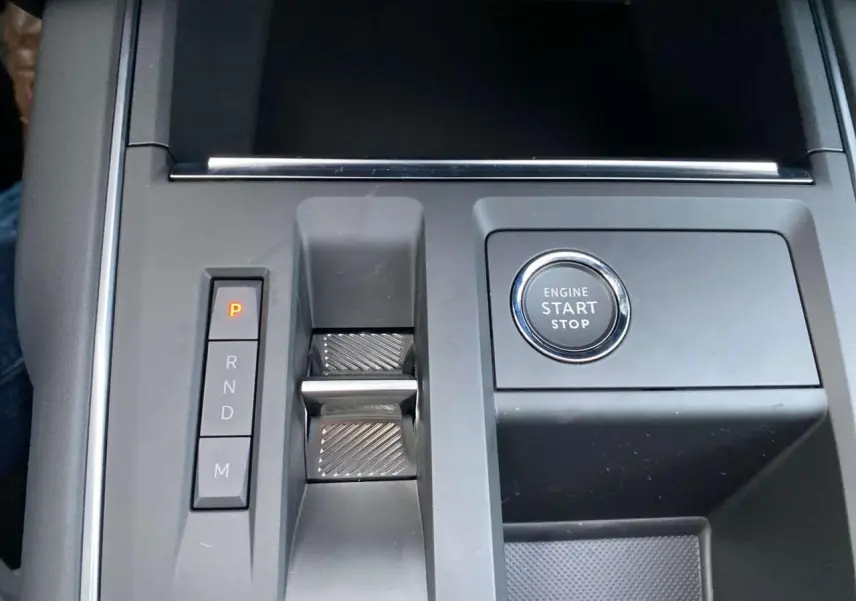 Gros plan sur la console centrale du Citroën C5 Aircross 2025, montrant la molette de sélection de vitesse et le bouton start/stop.