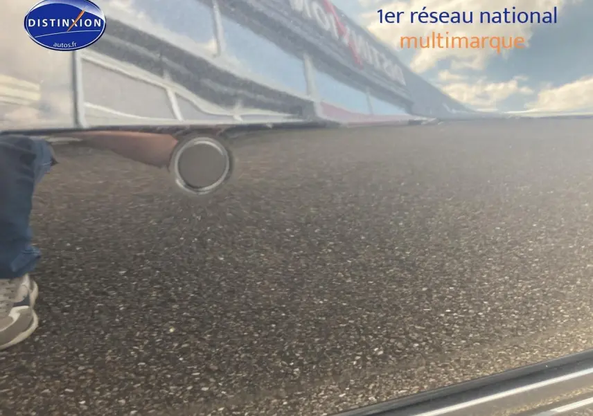 Détail du pare-chocs arrière noir brillant de la BMW Série 1 (f40) 118i 2023 avec capteur de stationnement circulaire.