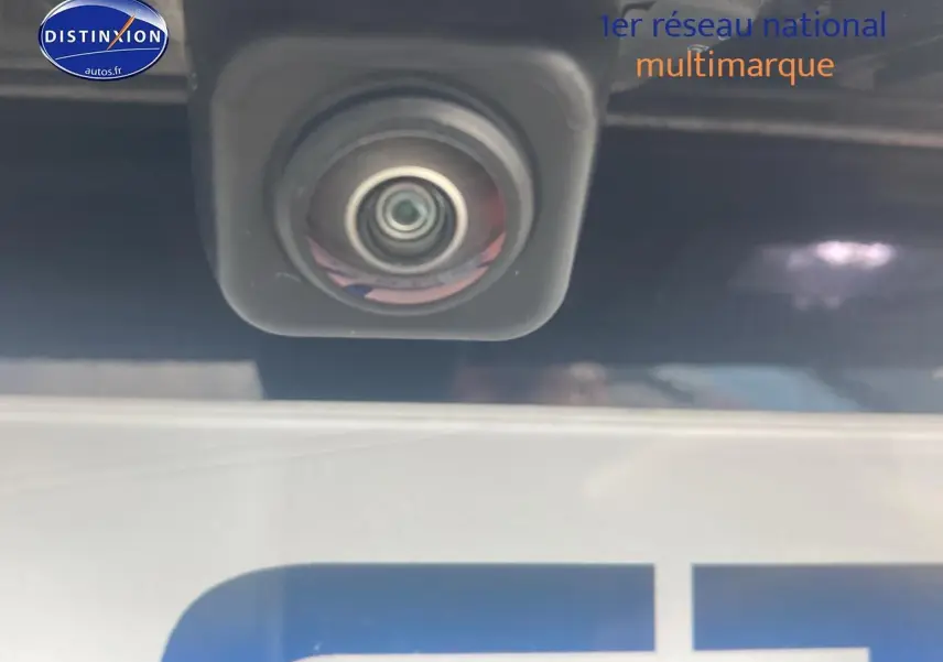 Gros plan sur la caméra de recul noire intégrée au hayon arrière de la BMW Série 1 118i édition sport.