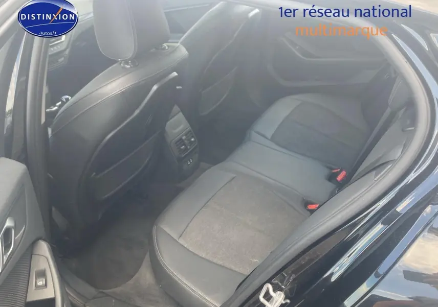 Vue intérieure arrière côté gauche de la BMW Série 1 noire avec sièges en tissu et similicuir anthracite.