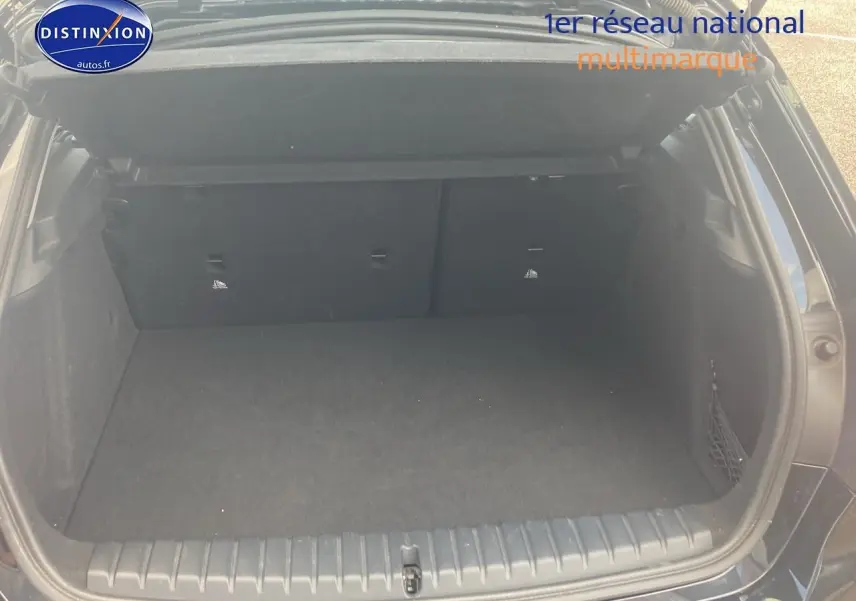 Coffre ouvert de BMW Série 1 noire (f40) 118i 2023, vue arrière montrant l'espace de chargement vide.
