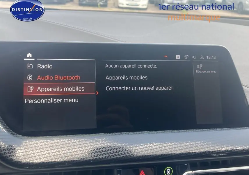Écran central de la BMW Série 1 noire (f40) 118i 2023 affichant le menu Bluetooth et appareils mobiles.