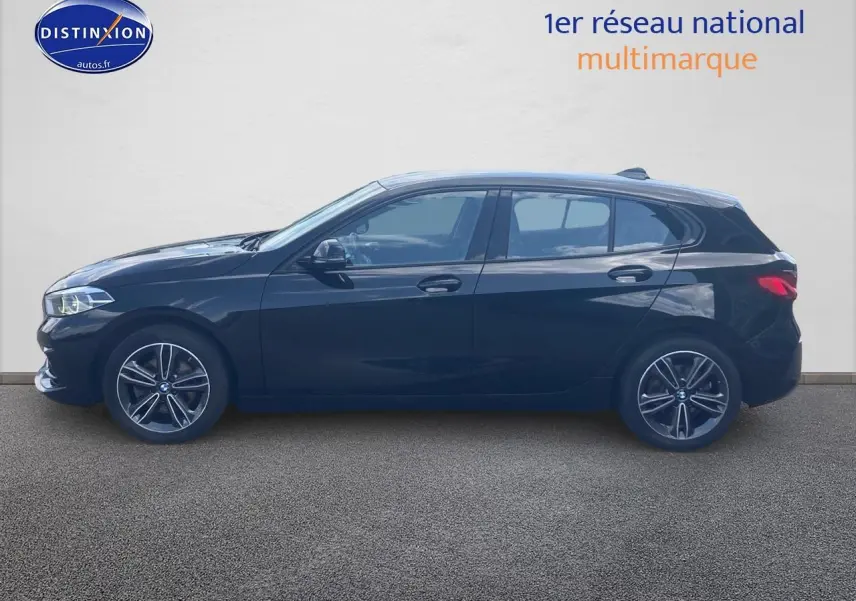 BMW Série 1 noire vue de profil côté gauche, avec jantes alliage 17 pouces et lignes épurées sportives.