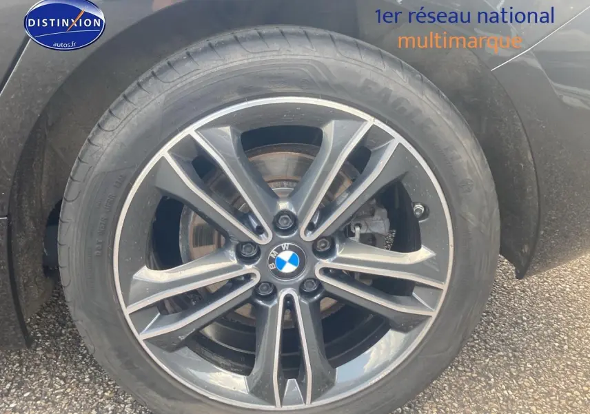 Gros plan sur la jante alliage 17 pouces double rayons style 549 de la BMW Série 1 noire côté arrière droit.