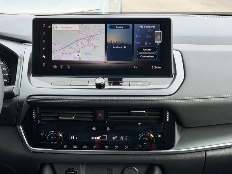 Tableau de bord du Nissan Qashqai Hybrid e-POWER 2025 avec écran tactile central et commandes climatisation bi-zone.