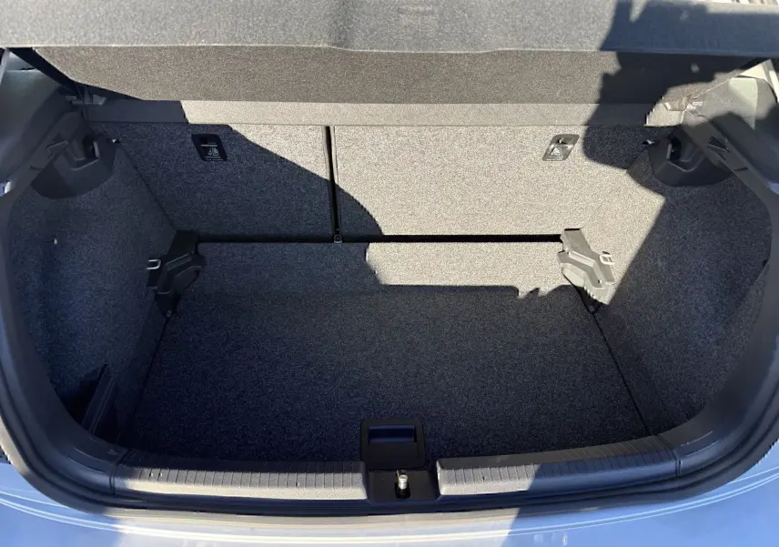Coffre ouvert vu de dessus d'une Volkswagen Polo gris métal 2021, montrant un espace de rangement propre et vide.