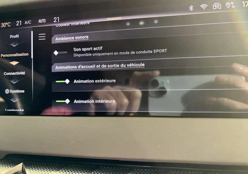Écran tactile intérieur du DS4 E-Tense 2023 affichant les réglages d'ambiance sonore et animations du véhicule.
