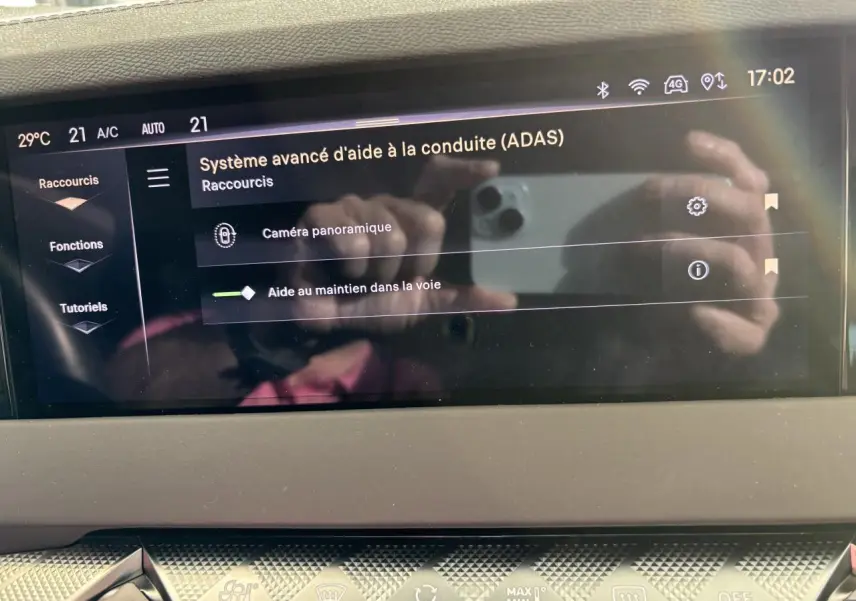 Écran tactile intérieur affichant le système d'aide à la conduite ADAS sur DS4 E-Tense 2023, vue rapprochée.