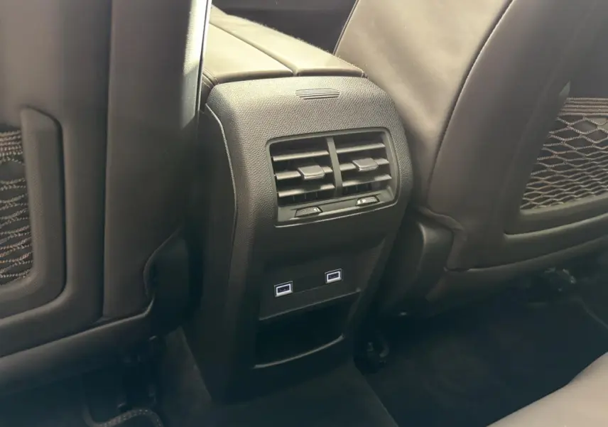 Vue rapprochée de la console centrale arrière noire avec aérateurs et deux prises USB-C du DS4 E-Tense 2023.