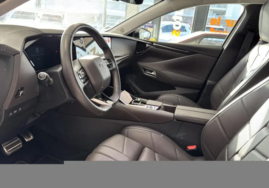 Vue intérieure côté conducteur du DS4 E-Tense 2023, avec sièges cuir brun Criollo et tableau de bord moderne.