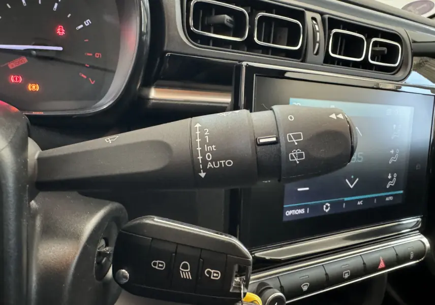 Intérieur de Citroën C3 2020, vue sur la commande d’essuie-glace et l’écran tactile central noir.