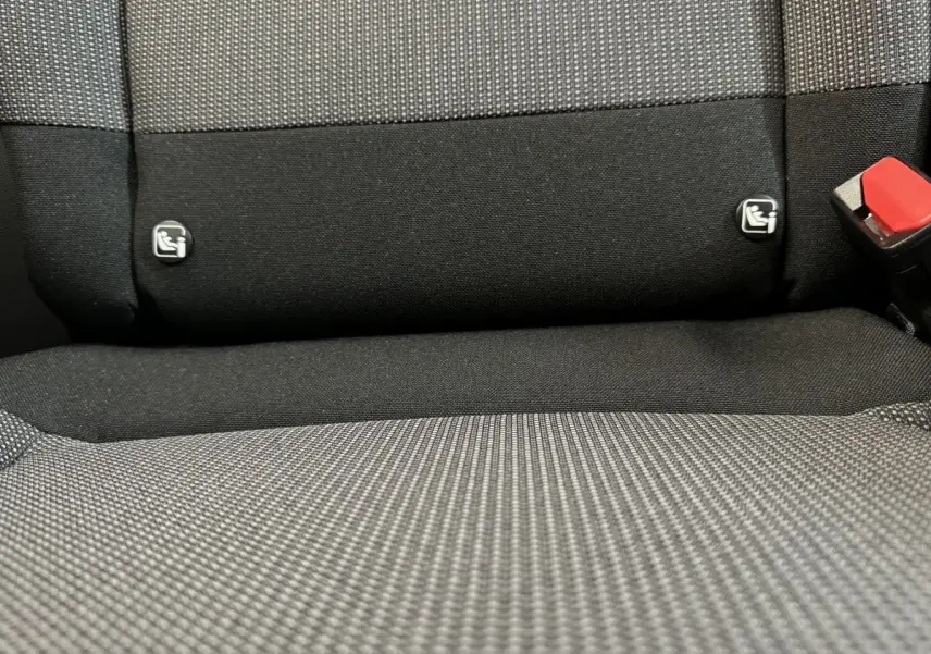 Gros plan sur la banquette arrière gris foncé de la Citroën C3 2020 avec fixations Isofix visibles et ceinture rouge.