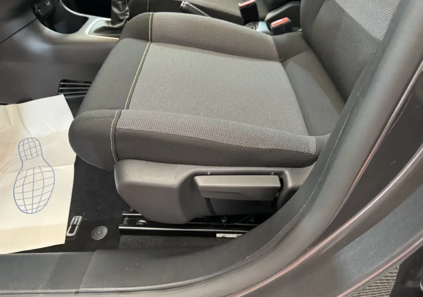 Vue rapprochée du siège avant droit gris foncé de la Citroën C3 2020 avec réglage manuel et tapis de sol noir.