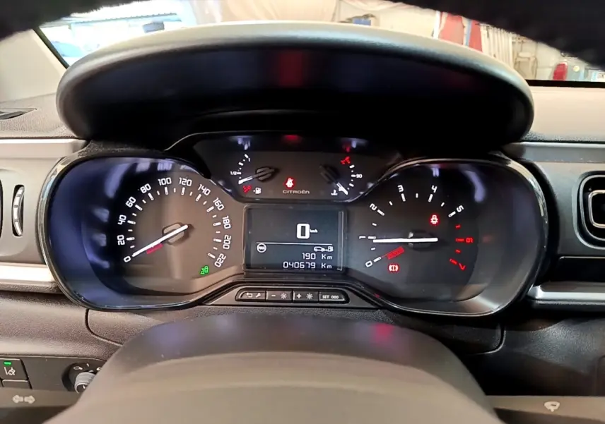 Vue rapprochée du tableau de bord de la Citroën C3 2020, affichage numérique et compteurs analogiques éclairés.