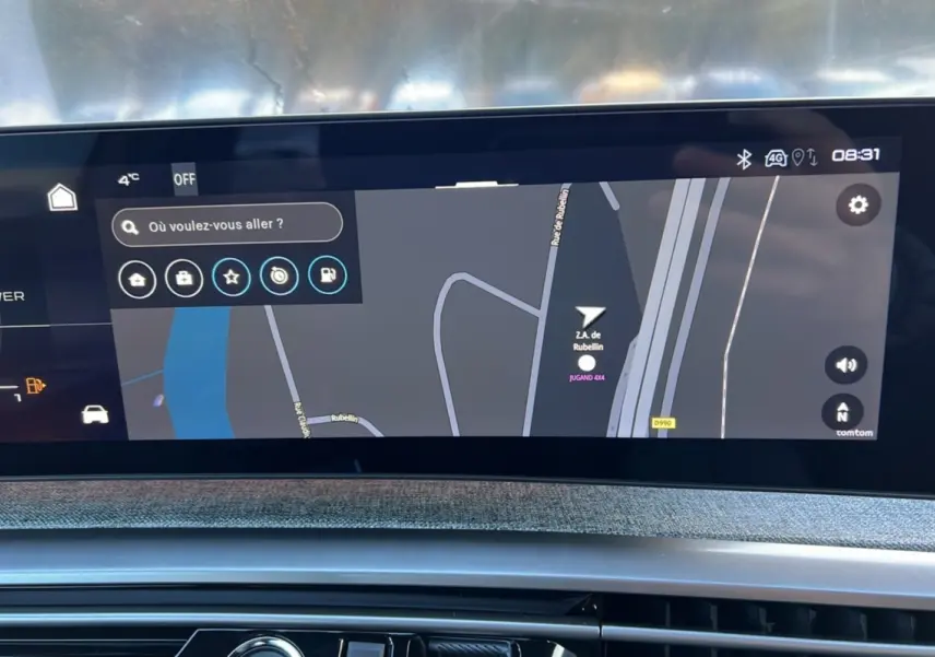 Écran tactile central du tableau de bord du Peugeot 3008 Hybrid 145 GT avec navigation GPS affichée.
