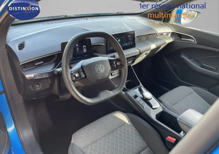 Vue intérieure côté conducteur du MG3 2025 en bleu Como, avec tableau de bord numérique et volant multifonction.