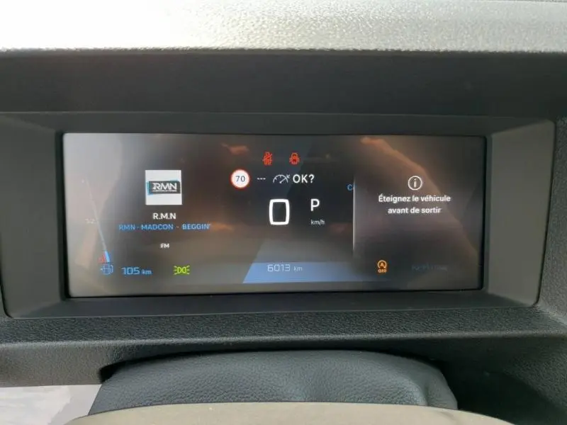 Écran multifonction couleur du tableau de bord du Peugeot Expert Fourgon blanc, affichant la vitesse et alertes.
