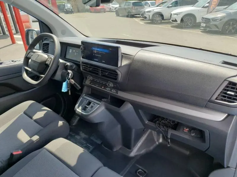 Vue intérieure côté conducteur du Peugeot Expert Fourgon blanc 2025, avec tableau de bord moderne et écran tactile central.