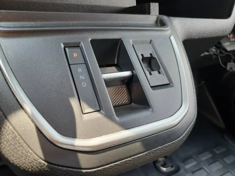 Gros plan sur la commande de boîte automatique avec sélecteur à boutons du Peugeot Expert Fourgon blanc, intérieur côté conducteur.