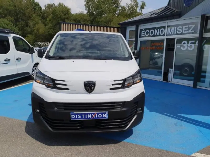 Vue de face d'un Peugeot Expert Fourgon blanc avec calandre noire et logo lion distinctif au centre.