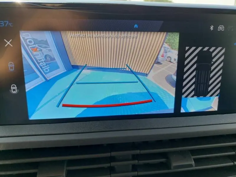 Écran tactile du Peugeot Expert Fourgon blanc montrant la caméra de recul avec lignes de guidage et vue 360° arrière.