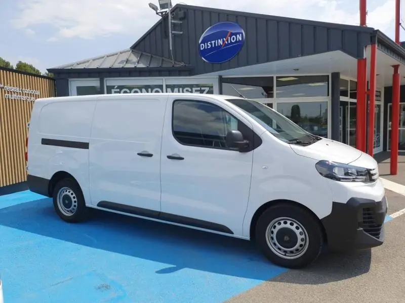 Vue latérale droite d'un Peugeot Expert Fourgon blanc 2025, avec porte latérale coulissante et jantes acier noires.